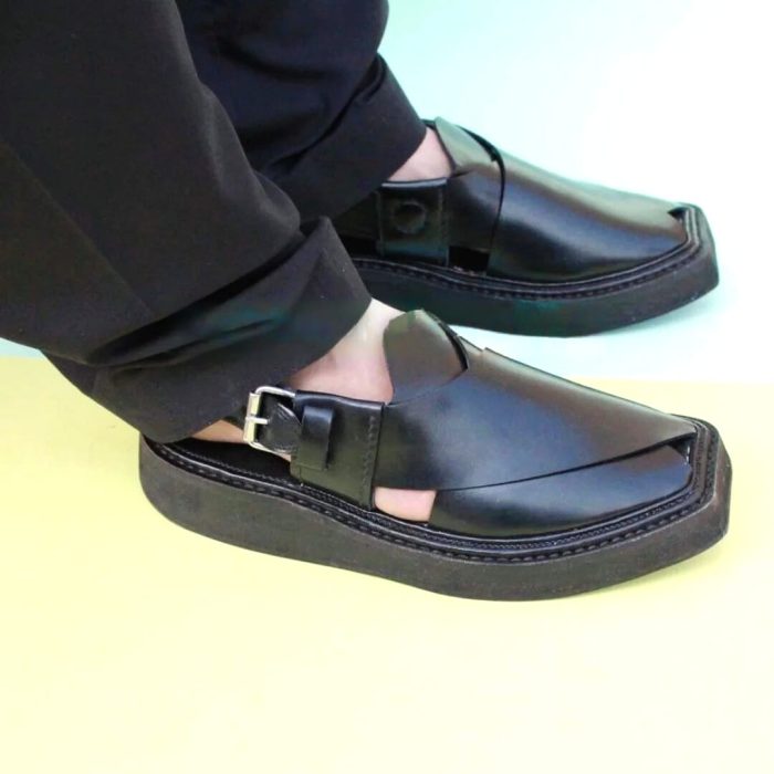 Completely Hand Stitched Iconic Black Kaptaan Chappal 